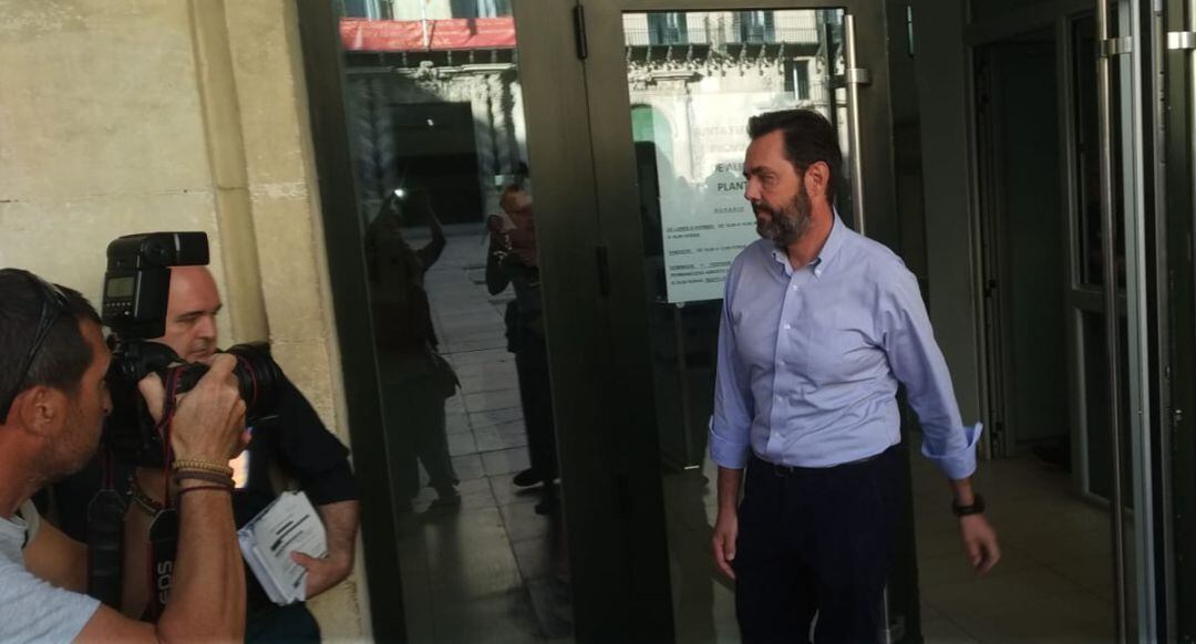 El único acusado del caso, Miguel López, saliendo de la Audiencia Provincial