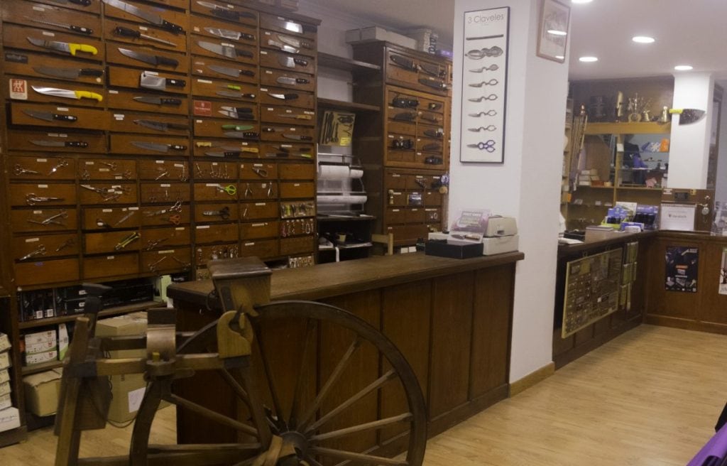 Interior del nuevo establecimiento de Cuchillería Alonso, en la Plaza Mayor, nº 16 de Palencia