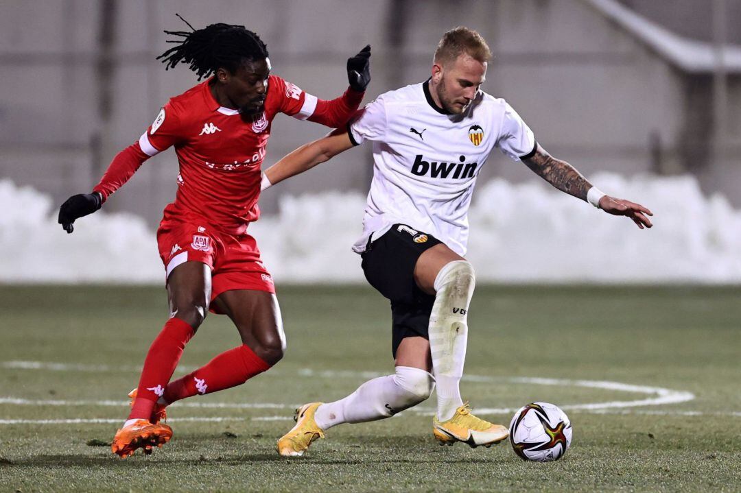 Jugada entre el Alcorcón y el Valencia