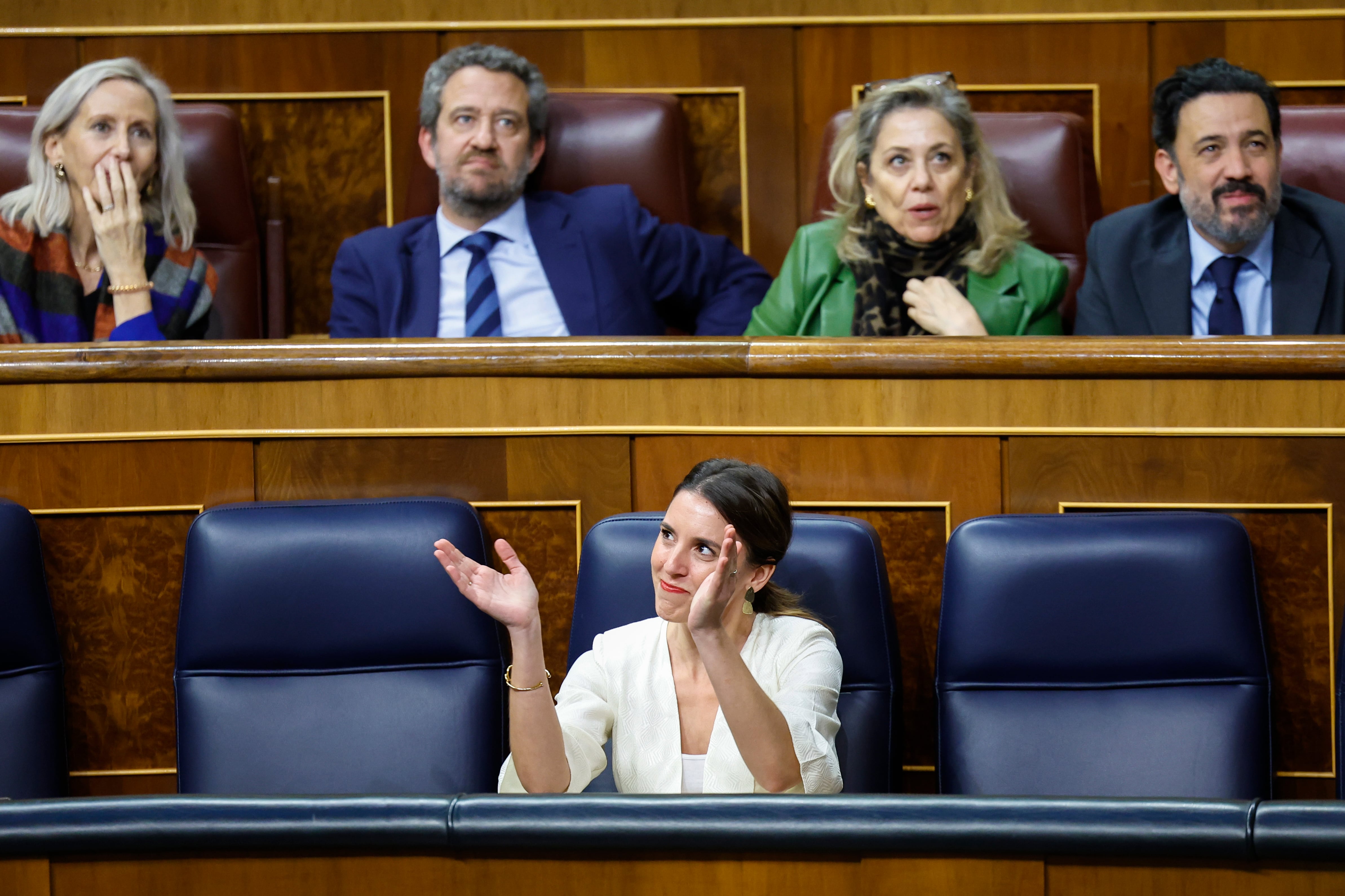 La ministra de Igualdad, Irene Montero (c), aplaude a la tribuna de invitados tras la aprobación de la ley trans durante el pleno celebrado en el Congreso de los Diputados este jueves. EFE/ Chema Moya