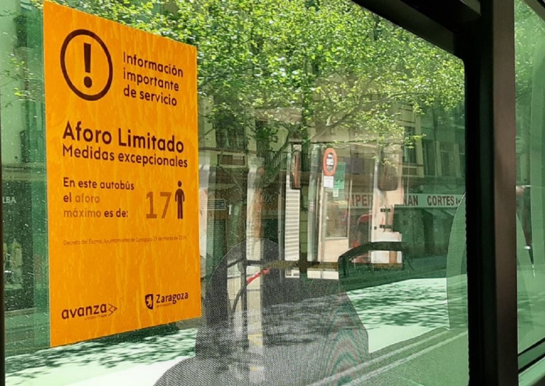 Cartel indicando el aforo limitado en un autobús urbano de Zaragoza como medida excepcional durante el estado de alarma