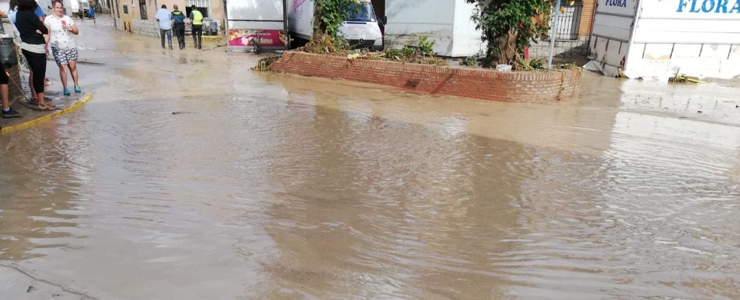 Estado de una calle de la localidad después de la riada