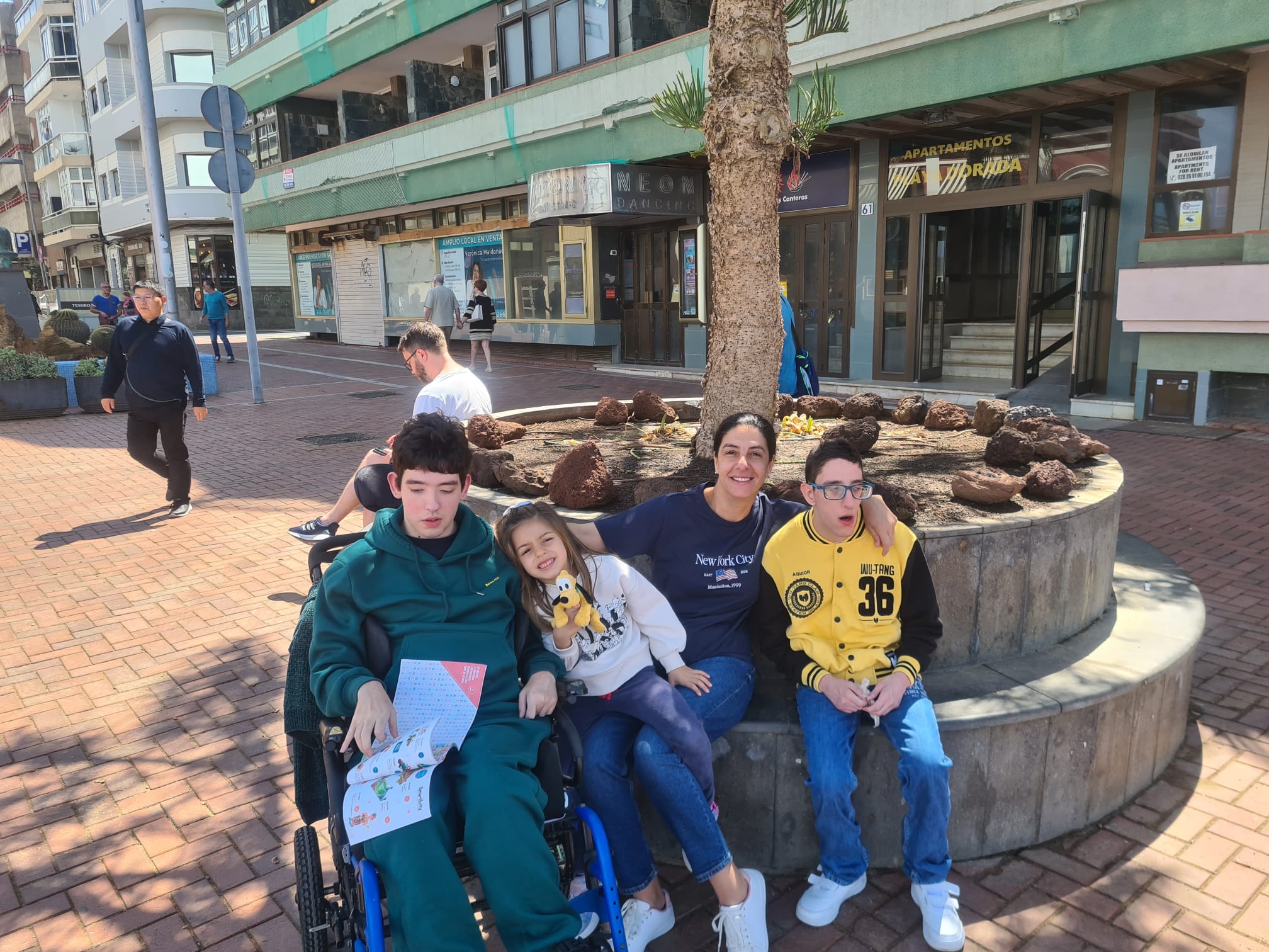 Raquel Carballo con sus hijos en el paseo de Las Canteras