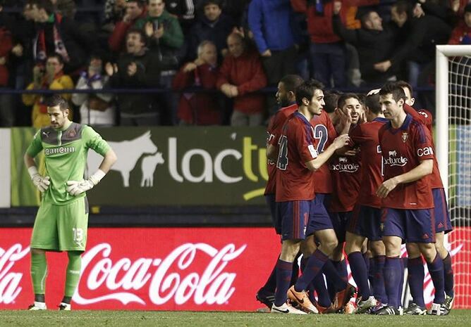 Los jugadores de Osasuna celebran la consecución del primer gol de su equipo ante el RCD Espanyol, obra del centrocampista Alvaro Cejudo