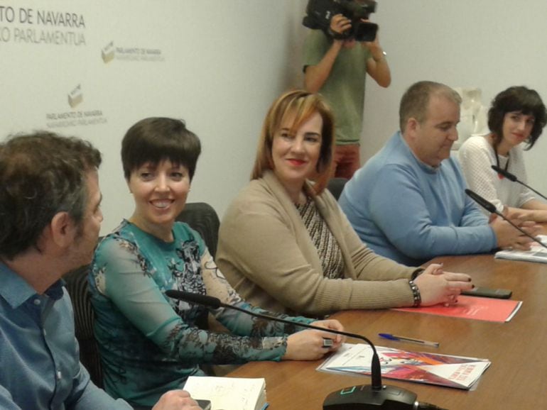 Representantes de ADEMNA con la presidenta del Parlamento, Ainhoa Aznárez, en el centro de la mesa