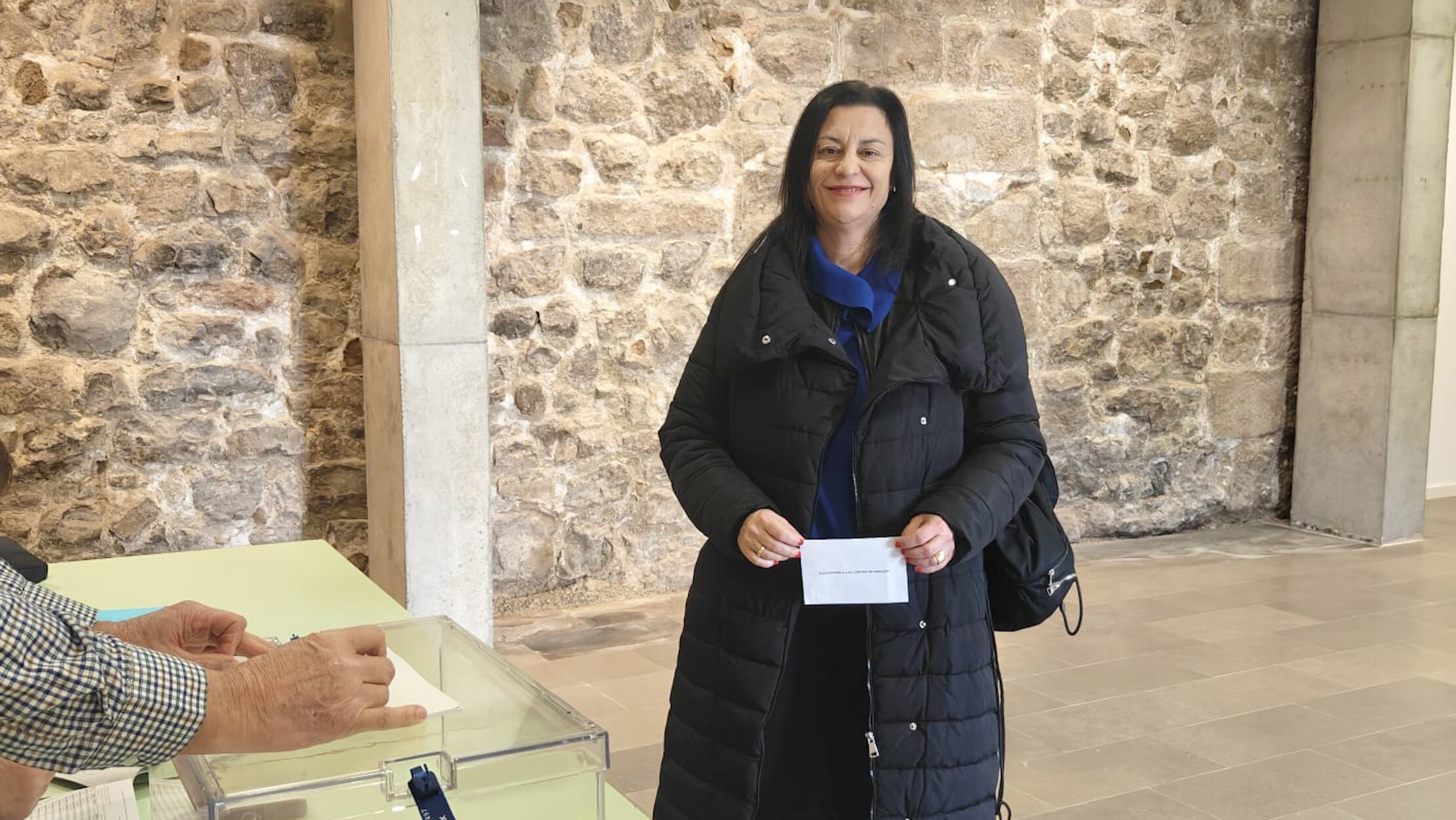 M-Ángeles Roca PAR 8F Votando en su localidad de Albelda.