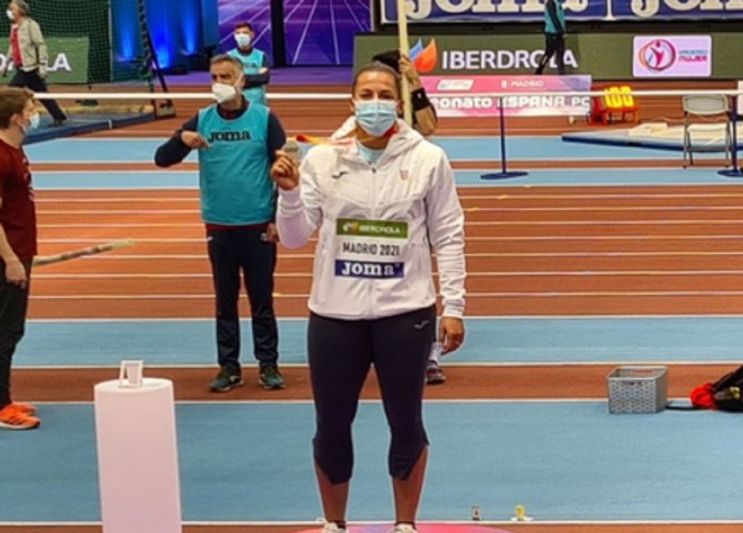 Úrsula Ruiz posando con la medalla de plata