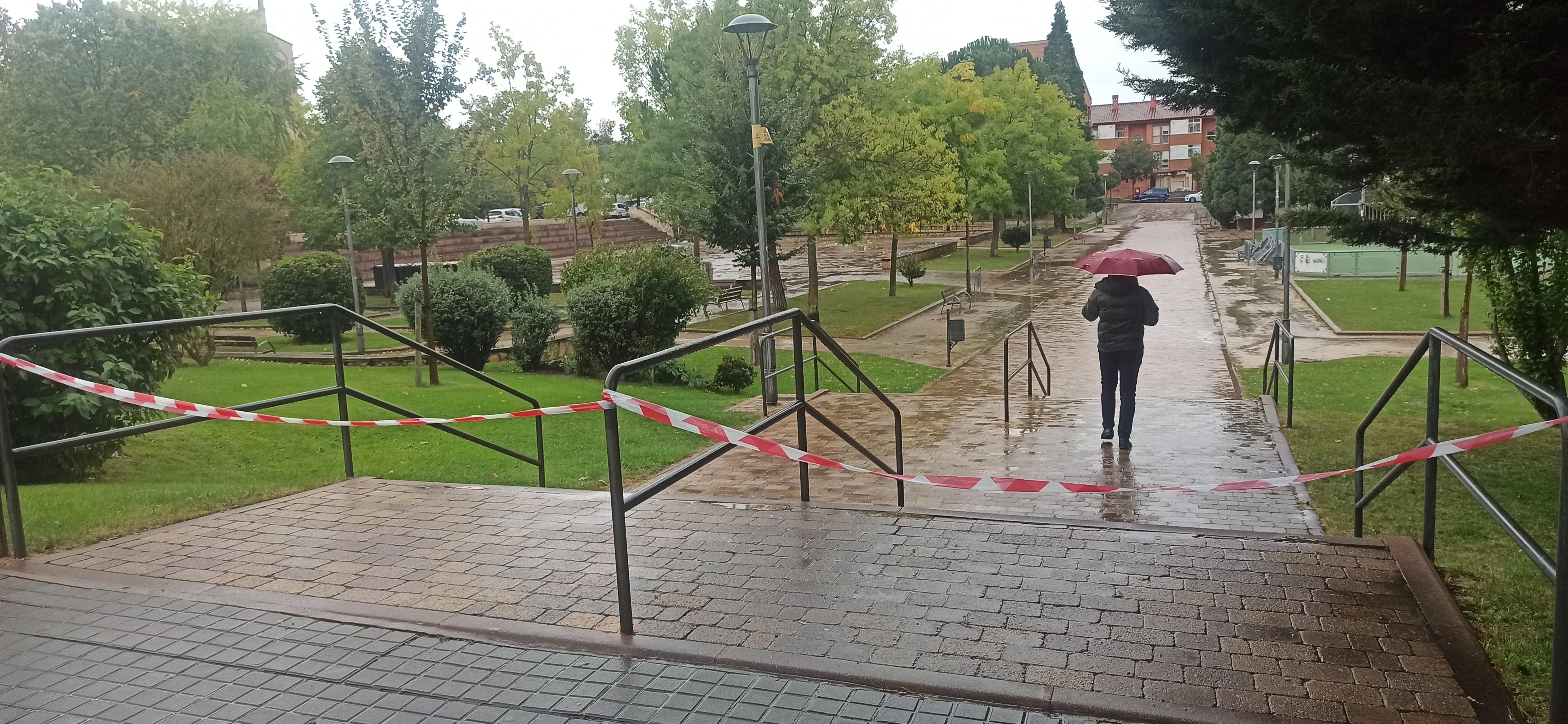 Policía local y bomberos retiran varias ramas caídas en diferentes zonas de la ciudad