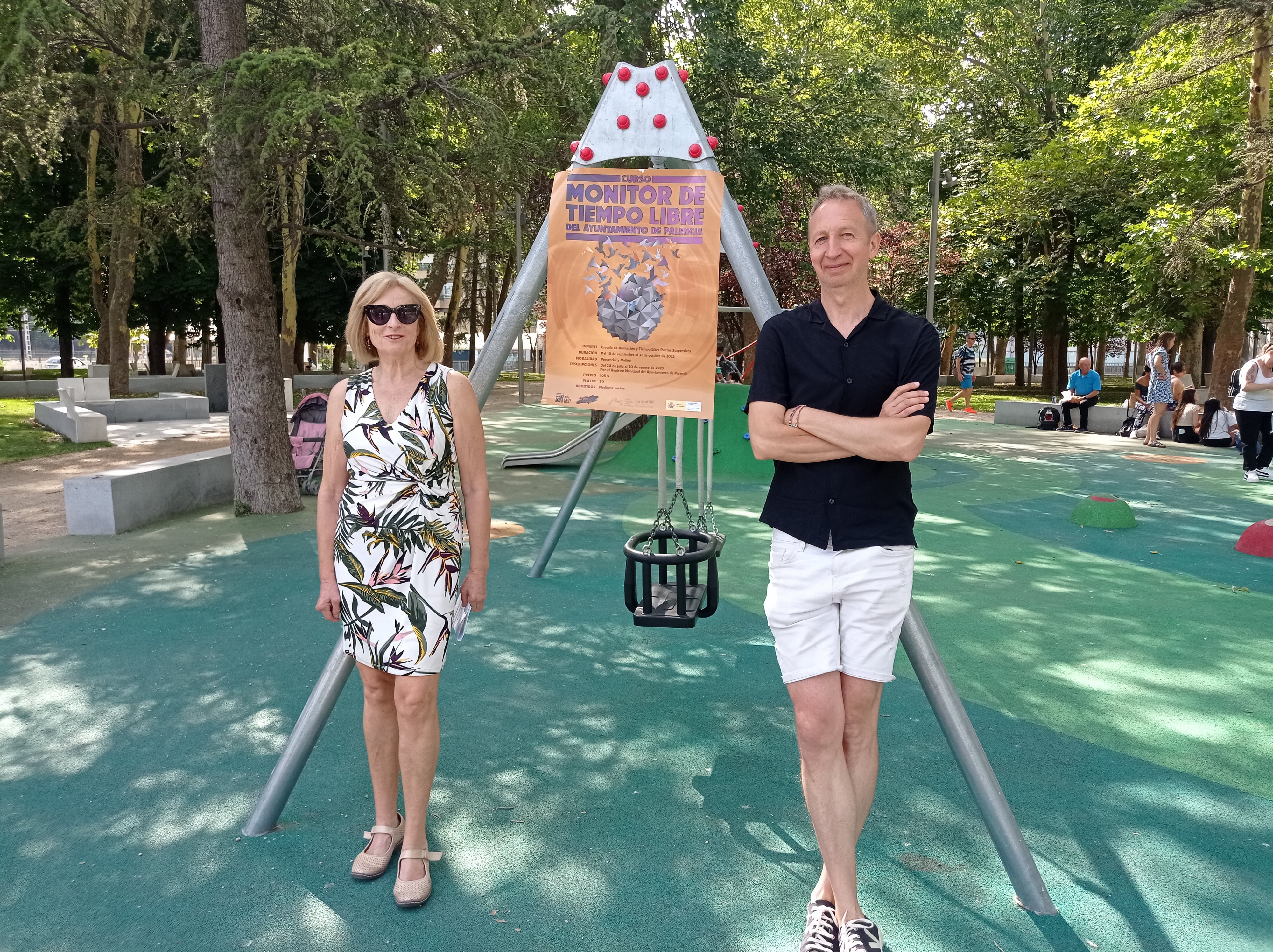 Los concejales Charo García carnés y Orlando Castro en el parque de Jardinillos