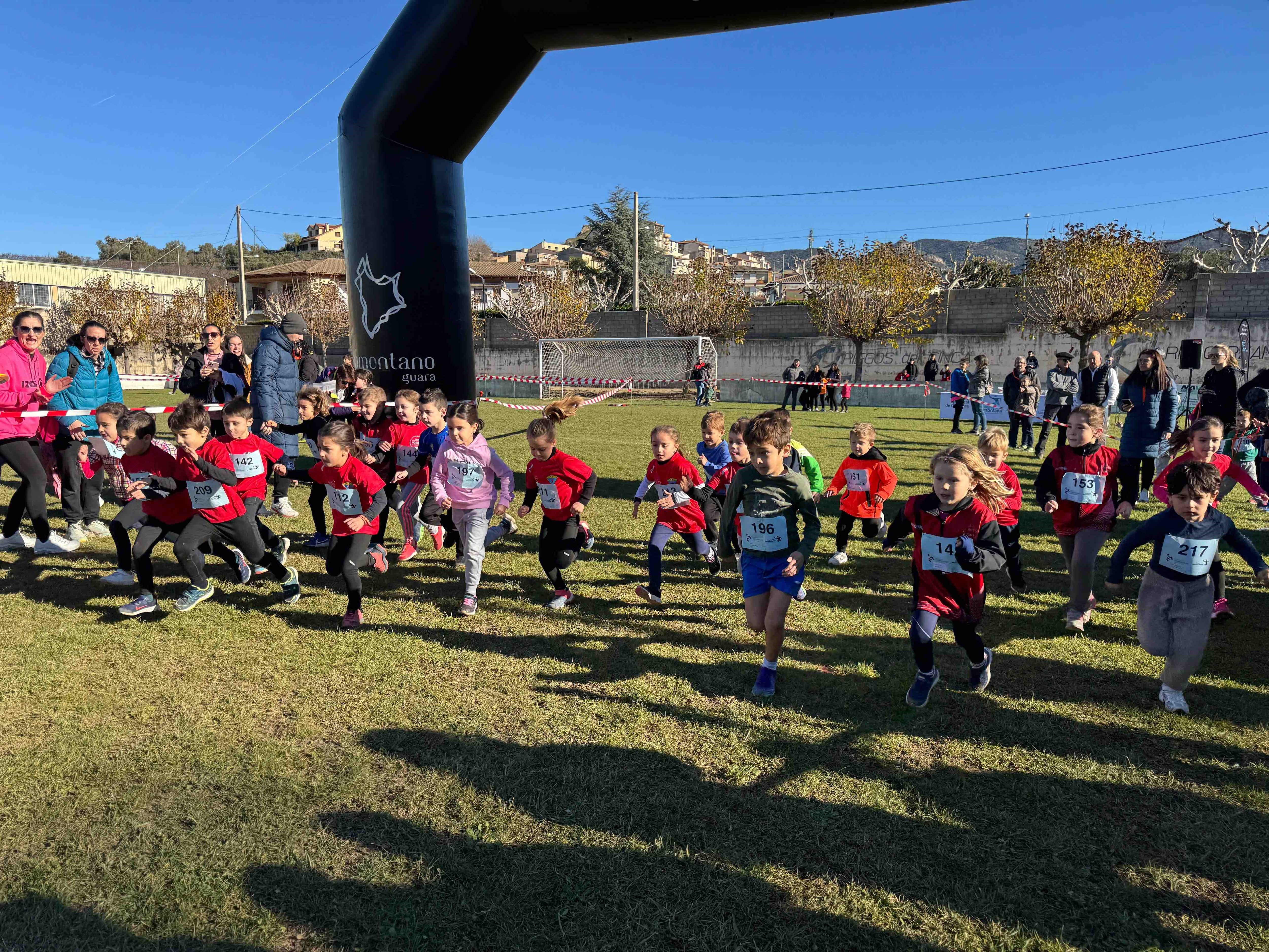 Salida de la carrera de los prebenjamines. Foto: Comarca de Somontano