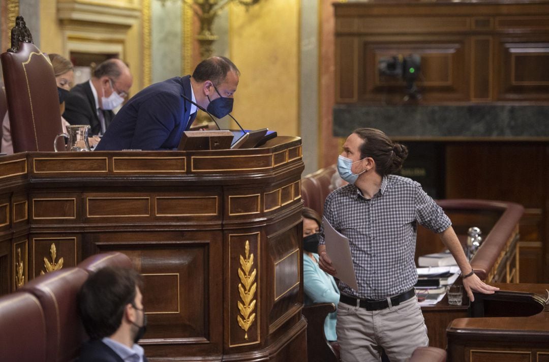 El vicepresidente del Congreso, Alfonso Rodríguez Gómez de Celis (i); conversa con el exvicepresidente segundo del Gobierno, Pablo Iglesias