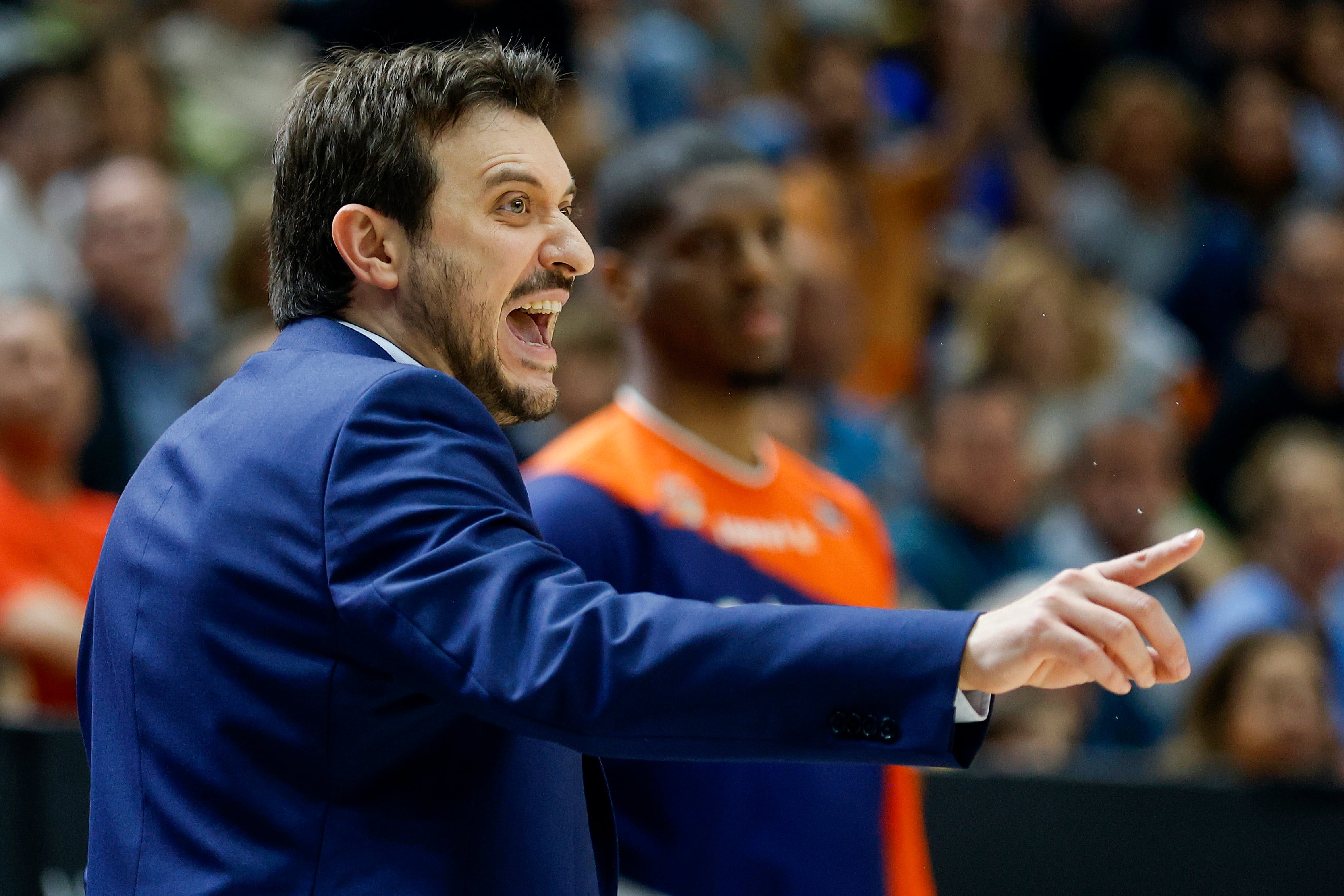 VALENCIA, 07/04/2024.- El entrenador del Valencia, Xavi Albert, durante el partido de Liga Endesa de baloncesto que se disputa este domingo en la Fuente de San Luis de Valencia entre el Valencia Basket y el Baskonia. EFE/ Miguel Ángel Polo