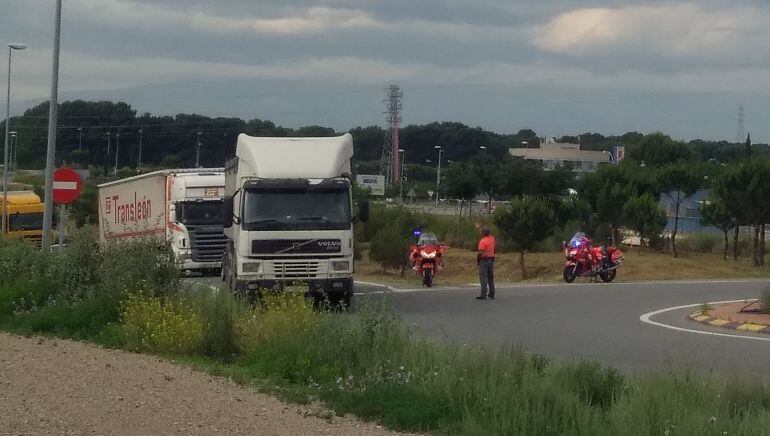 Policía Foral dando indicaciones a los camioneros