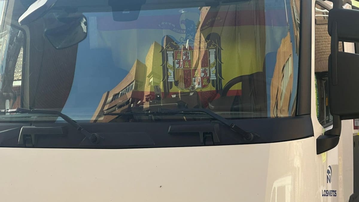 Un camión que trabaja en las obras de la calle Villafranqueza de Sant Vicent exhibe una bandera preconstitucional