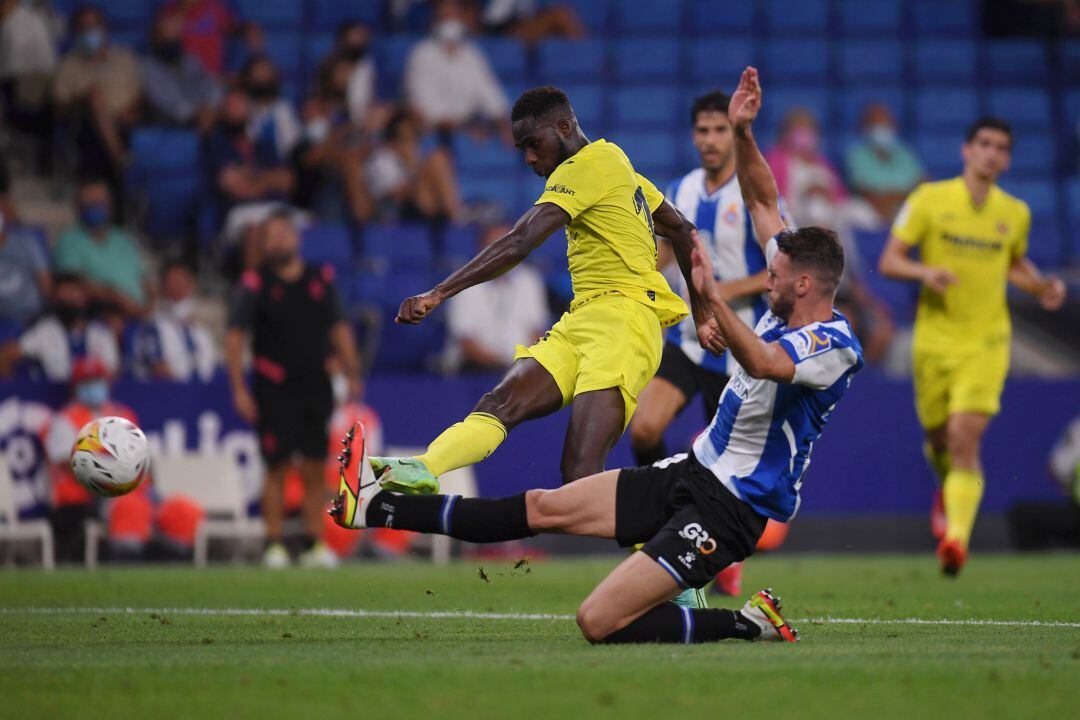 Boulaye Dia remata a portería frente al Espanyol