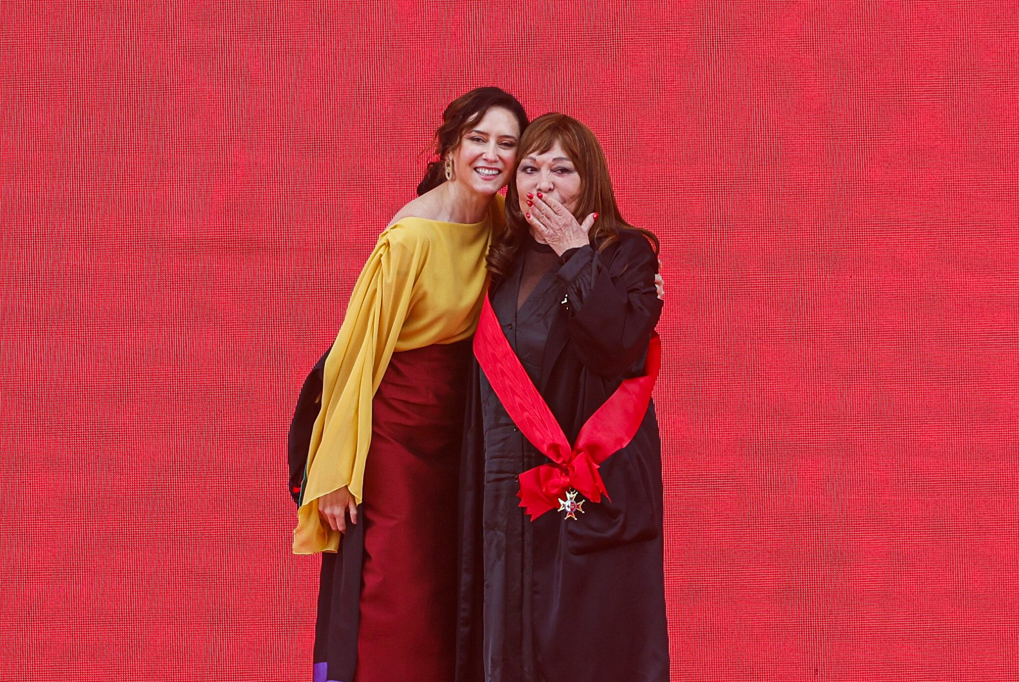 La presidenta de la Comunidad de Madrid, Isabel Díaz Ayuso (i), junto a la cantante Massiel (d) durante el acto institucional de entrega de las Grandes Cruces de la Orden del 2 de Mayo, este viernes.