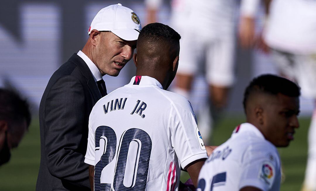 Zidane da instrucciones a Vinicius durante el Real Madrid - Huesca de la presente campaña