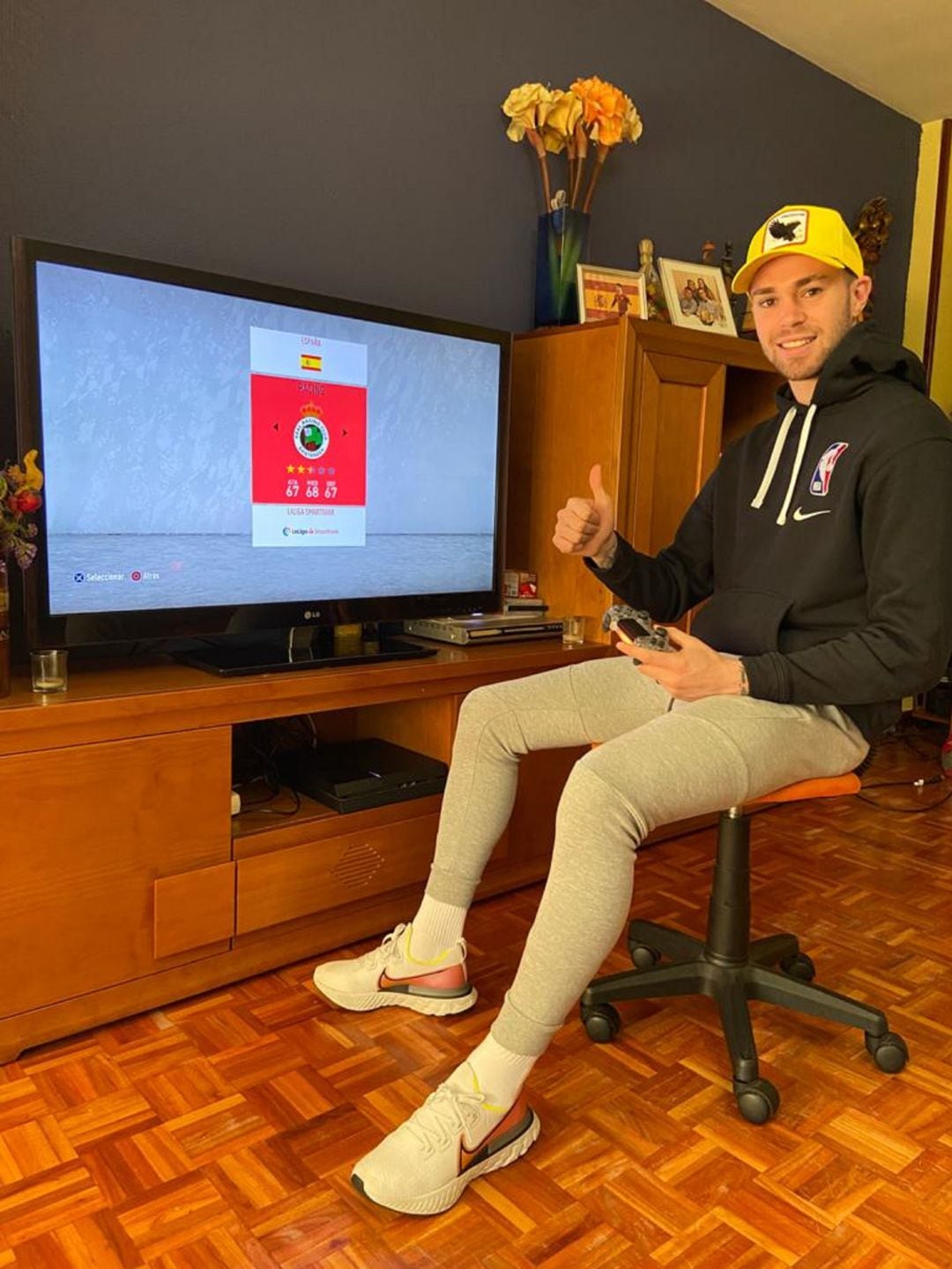 Manu Hernando antes de jugar una partida al FIFA en su casa