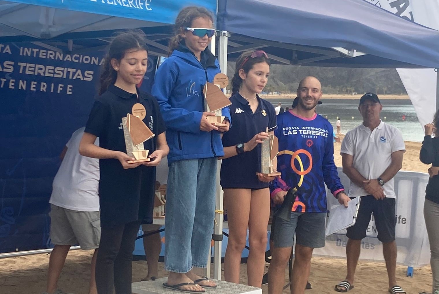 La lanzaroteña Lola Carrión en el primer cajón del podio de la Regata Internacional Las Teresitas.