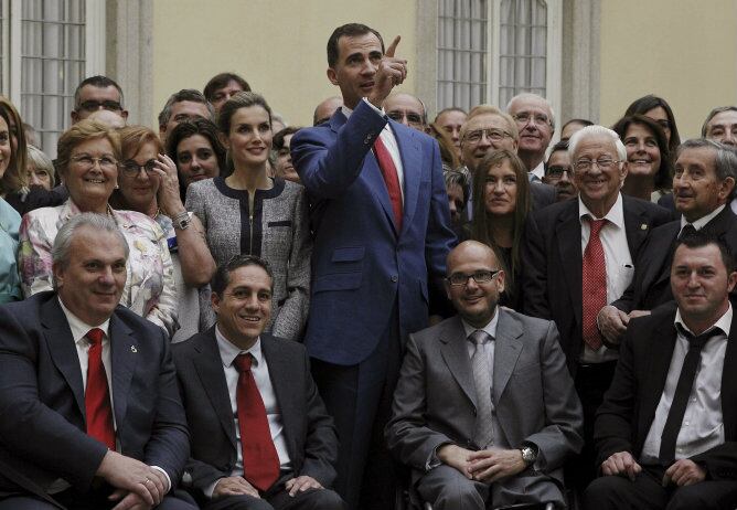 Los reyes don Felipe y doña Letizia han recibido en el Palacio de El Pardo a unos 350 representantes de organizaciones que ejercen la solidaridad en España, un grupo variopinto del que formaban parte colectivos de gais, lesbianas y transexuales junto a en