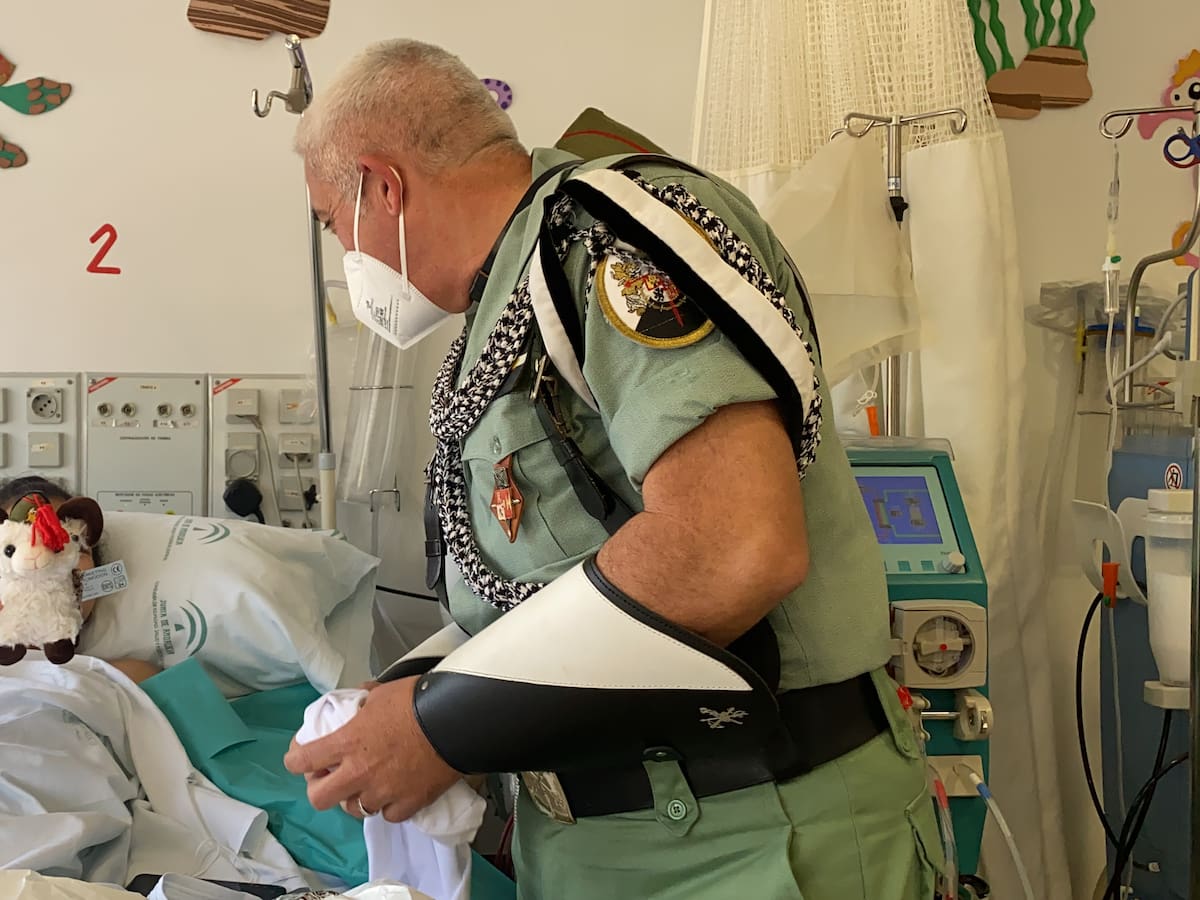 La Legión visita a los menores ingresados en el Materno Infantil de Málaga