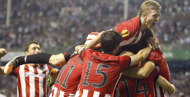 El delantero del Athletic Club de Bilbao Iker Muniain (arriba) celebra el gol marcado por su compañero, el centrocampista Markel Susaeta, ante el París Saint Germain