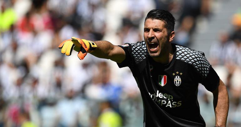 Buffon da órdenes a su defensa con la Juventus