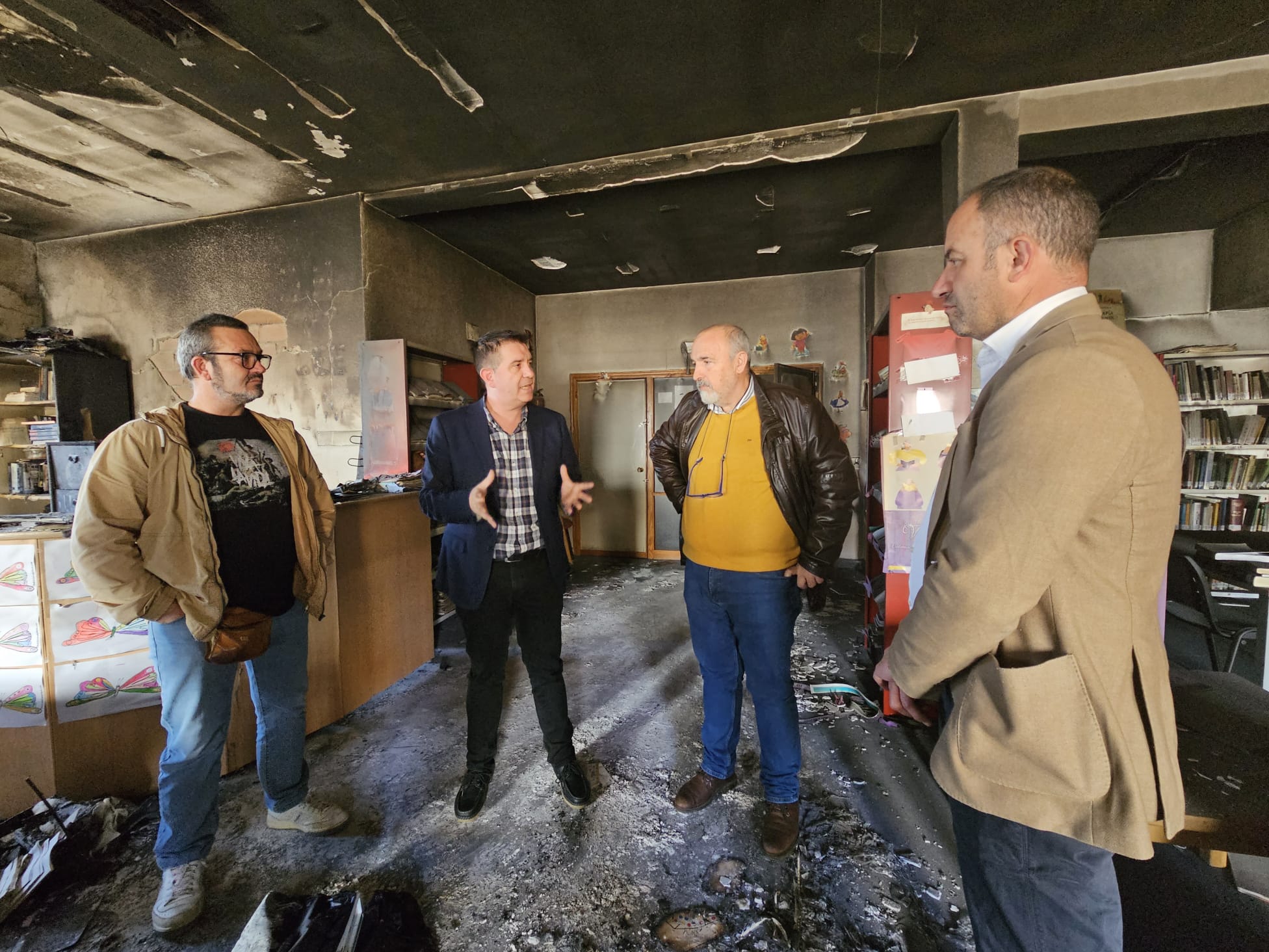 El presidente de la Diputación y el diputado del SEPEI han visitado la biblioteca de Alatoz junto a su alcalde