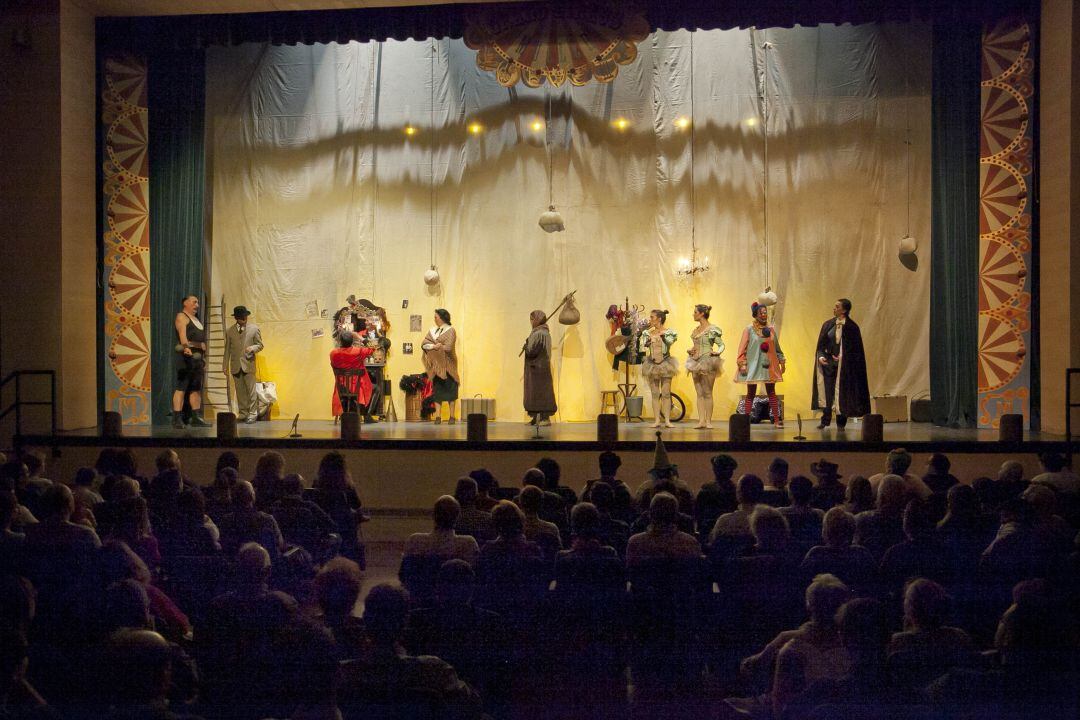 La nueva programación cultural deberá cumplir las medidas de seguridad y distanciamiento de público que estén vigentes en cada momento, por lo que situaciones como la de la imagen parecen muy lejanas.