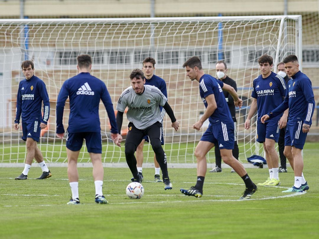 Los jugadores del Real Zaragoza ejercitándose en la Ciudad Deportiva