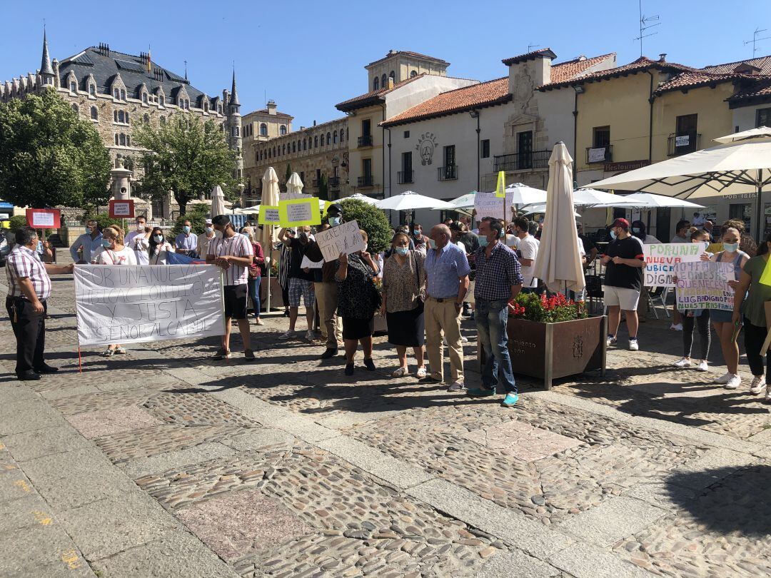 Concentración de varios vendedores del Mercado de Colón frente al Ayuntamiento