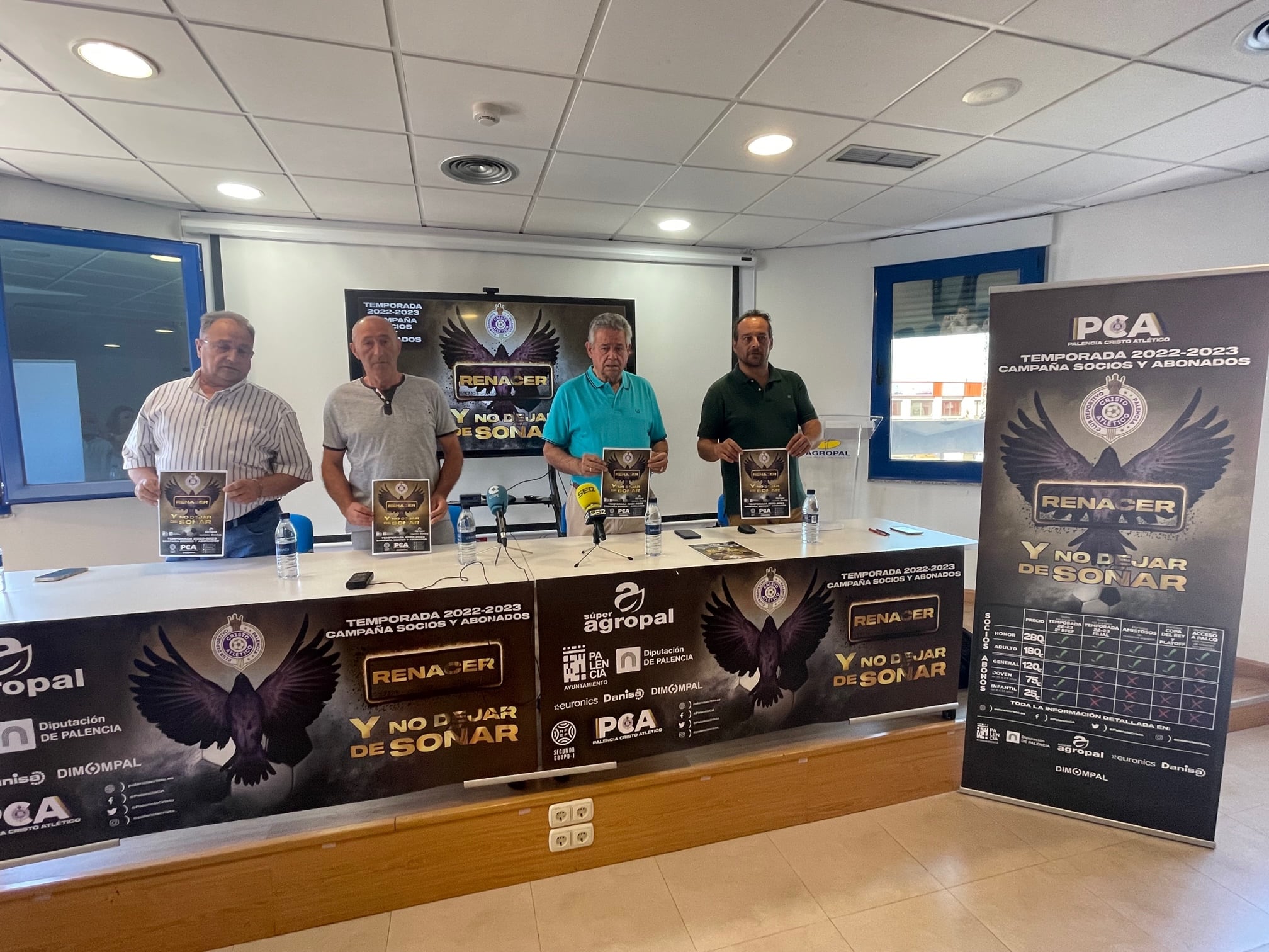 Responsables de Agropal y del Palencia C.A. presentando la campaña de socios y abonados del equipo