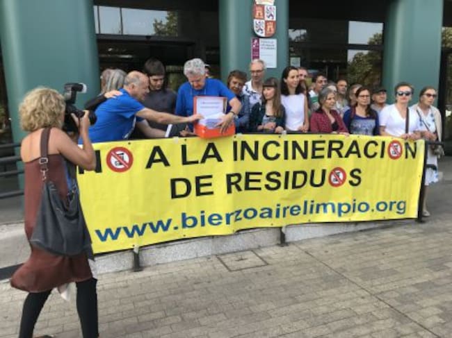 Contra la incineración de neumáticos en Cosmos