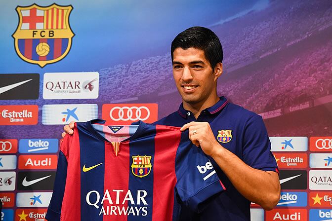 Luis Suárez sostiene la camiseta del Barça en su presentación como jugador del equipo catalán