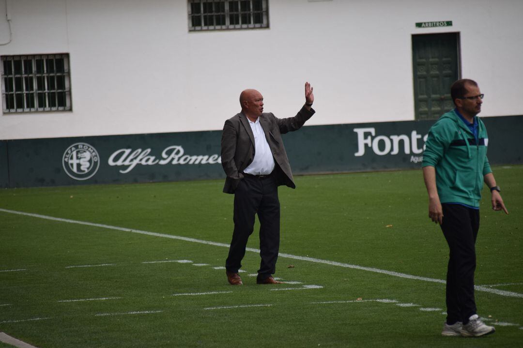 García Tébar dirigiendo a su equipo en la ciudad deportiva Luis del Sol