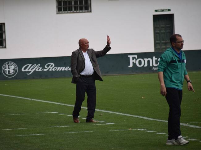 García Tébar dirigiendo a su equipo en la ciudad deportiva Luis del Sol
