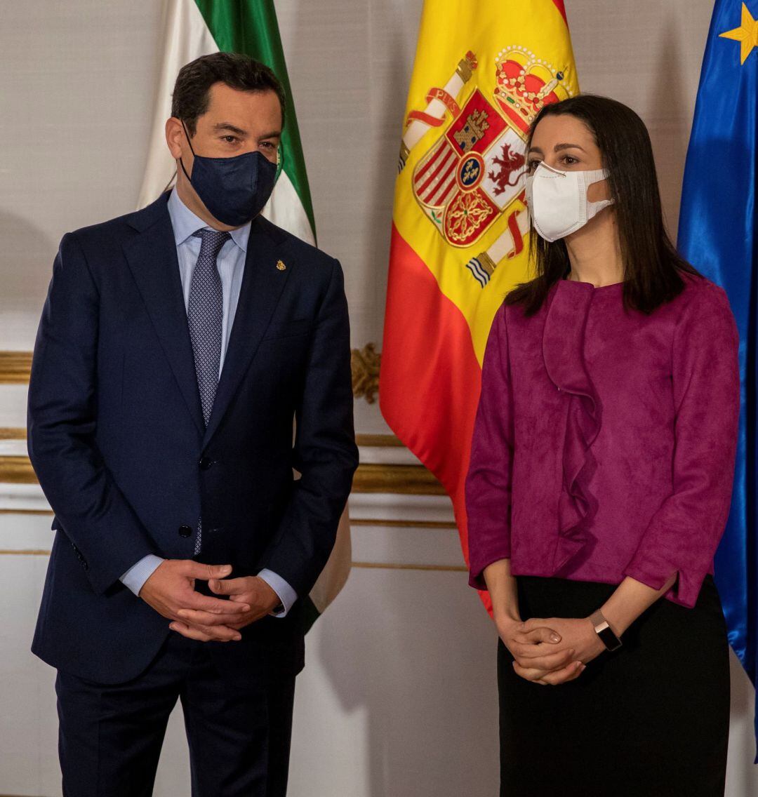 El presidente de la Junta de Andalucía,Juanma Moreno, y la presidenta de Ciudadanos, Inés Arrimadas, al comienzo de la reunión mantenida hoy en el Palacio de San Telmo, sede del ejecutivo andaluz en Sevilla. 