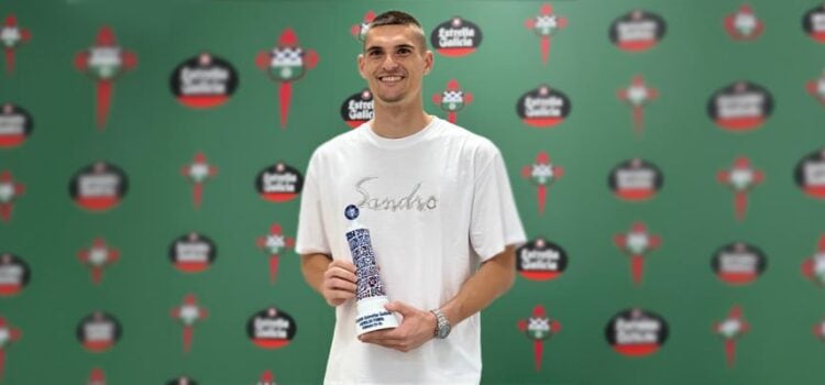 Ander Cantero, al recibir el premio (foto: Racing Club Ferrol)