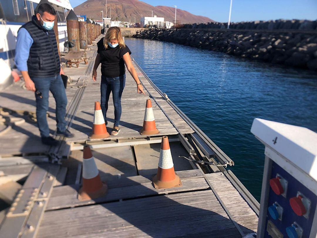 El alcalde de Teguise, Oswaldo Betancort, y la concejal delegada de La Graciosa, Alicia Páez, en el puerto de Caleta de Sebo.