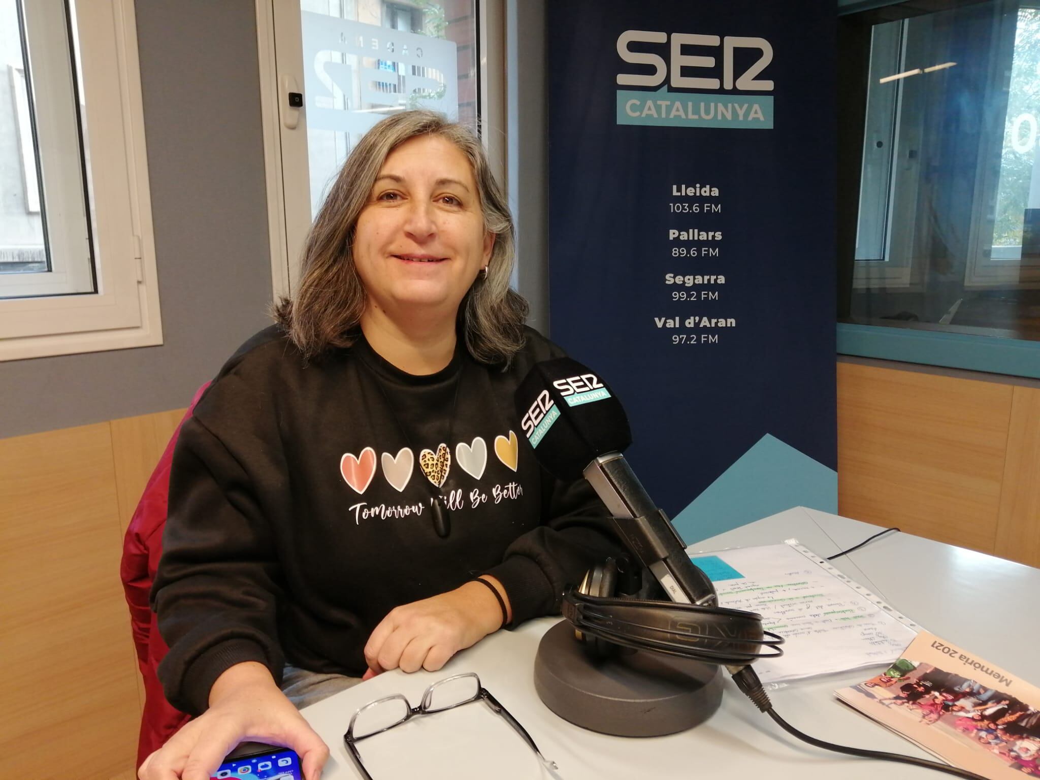 Un moment de l'entrevista a Rosa Majoral, directora d'Arrels Lleida, a Ràdio Lleida.