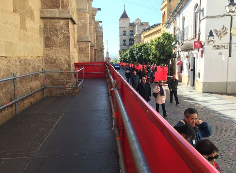 Instalación de palcos en los andenes de la Mezquita-Catedral.