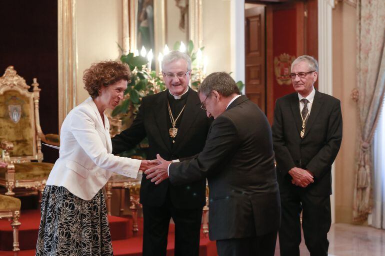 El nou ambaixador espanyol, Àngel Ros, en el moment del lliurament de les cartes credèncials al copríncep episcopal, Joan Enric Vives, amb la presència de la ministra d'Exteriors, Maria Ubach