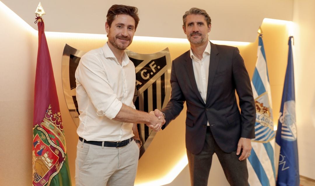 Víctor Sánchez estrecha la mano de Caminero tras firmar con el Málaga