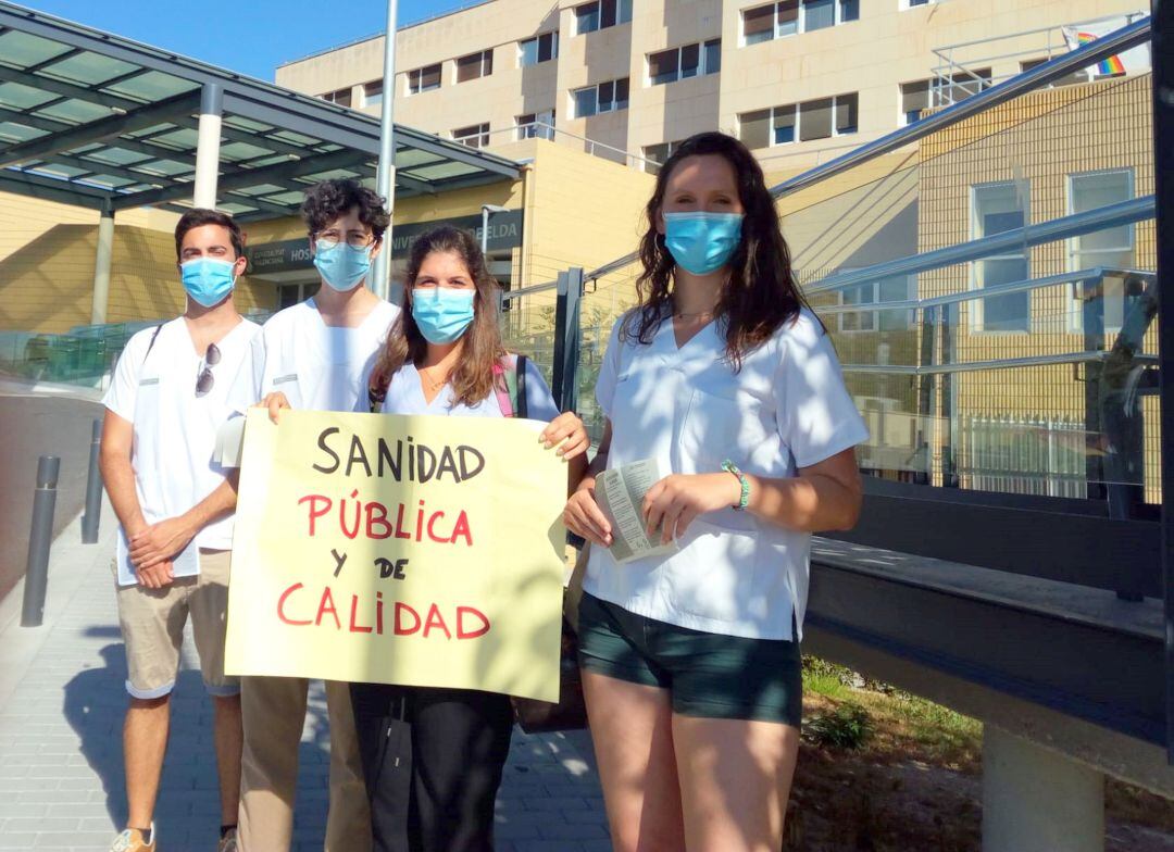 Médicos interinos del Hospital de Elda haciendo huelga 