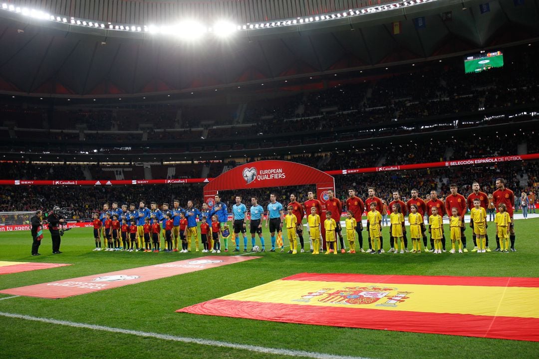 El Wanda Metropolitano hace sonar los himnos de España y Rumanía