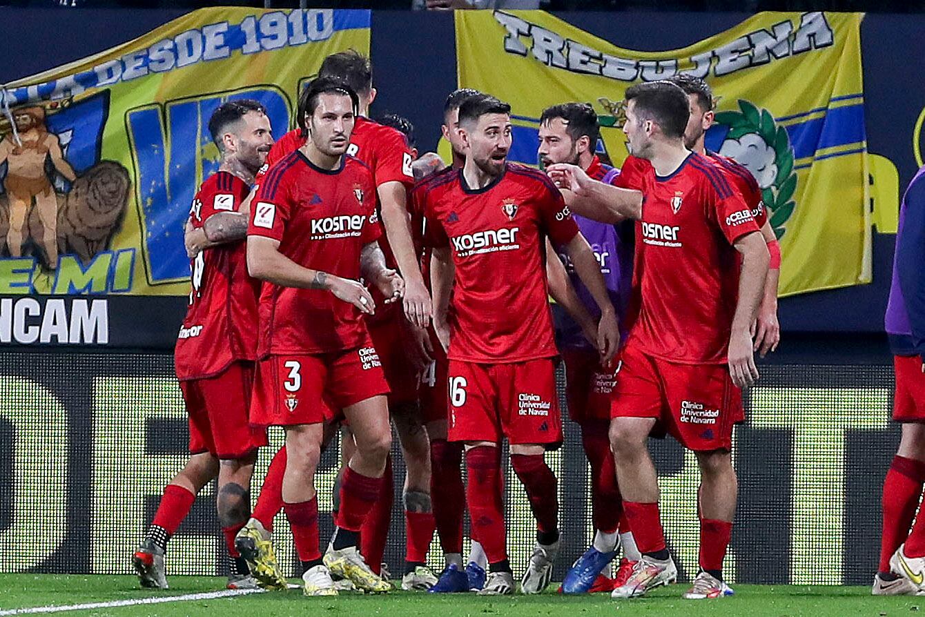 Los jugadores de Osasuna celebran el gol de Ante Budimir para el empate ante el Cádiz CF en el Nuevo Mirandilla