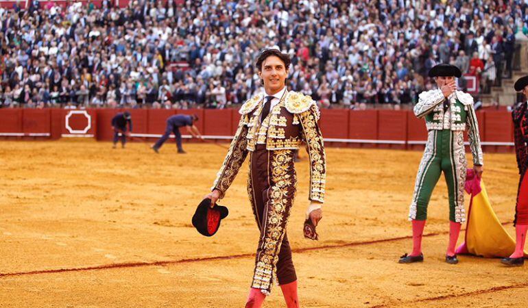 Andrés Roca Rey paseando la oreja que le cortó al tercero de la tarde