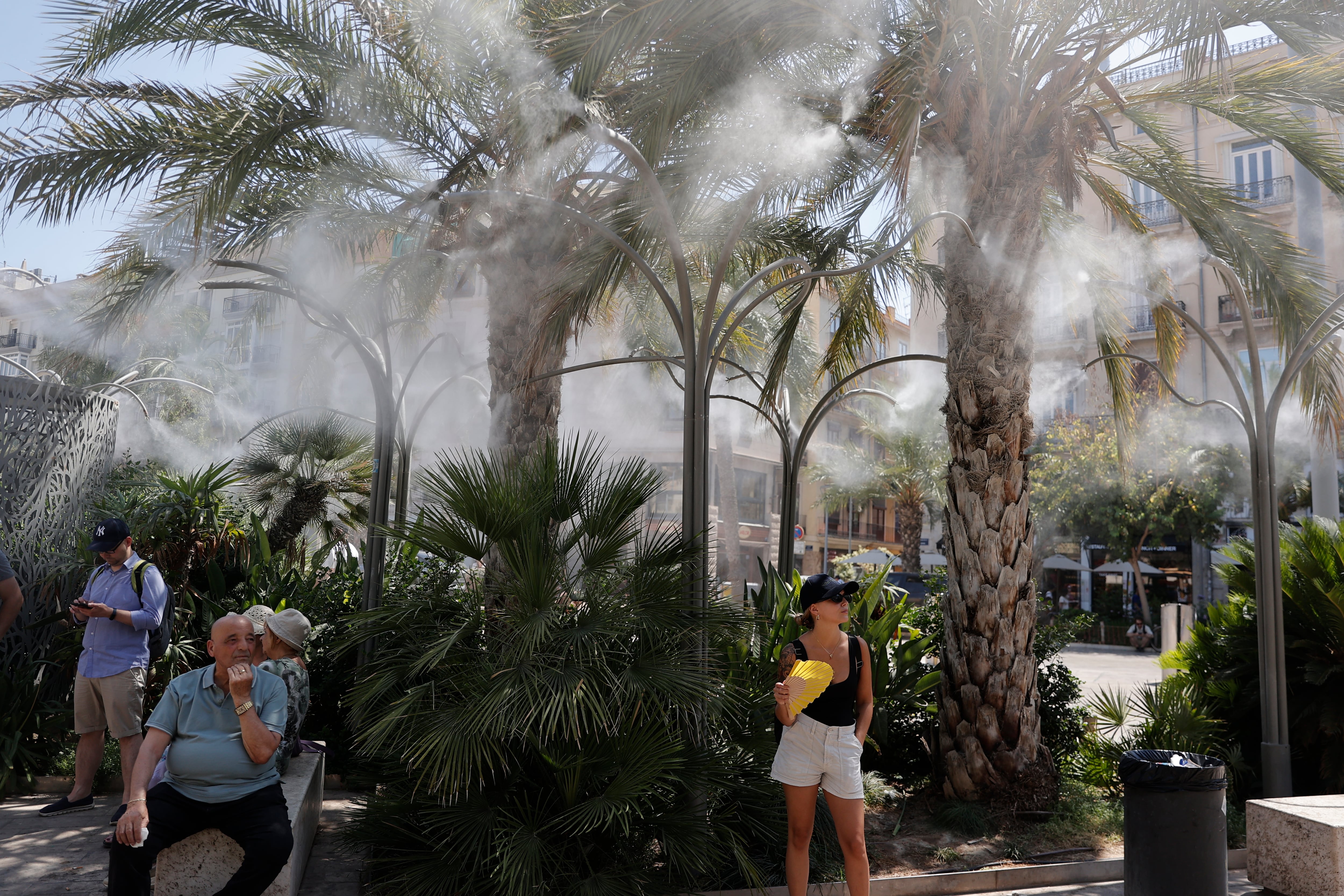 Plaza de la Reina de València con humidificadores de agua en una imagen de archivo.