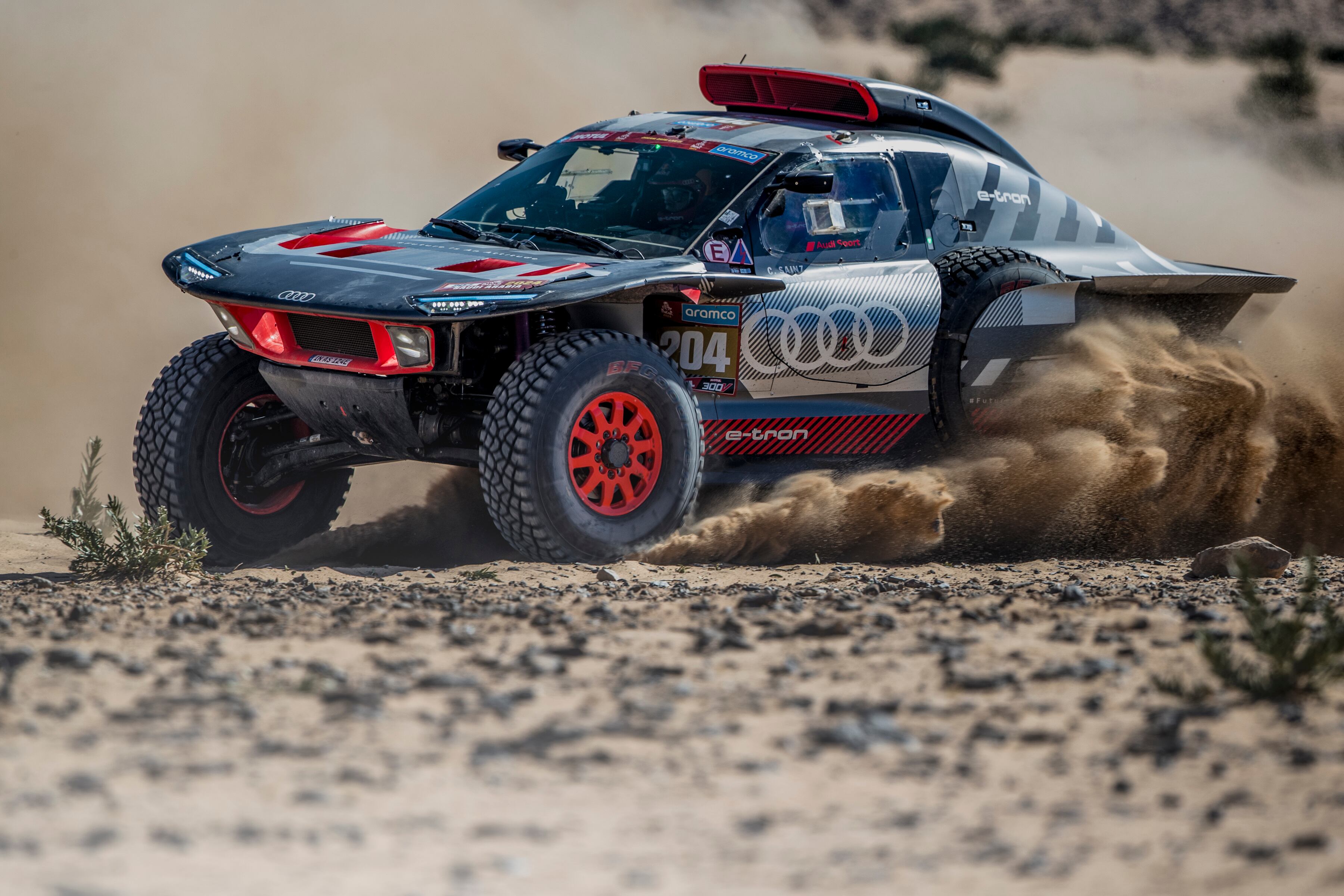 El piloto español Carlos Sainz (Audi) y su copiloto, Lucas Cruz, participan en el Dakar