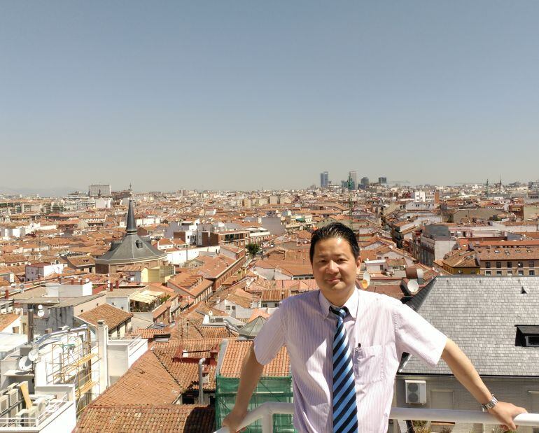 Yihong en la terraza de la Cadena Ser